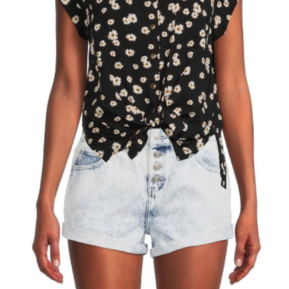 NO BOUNDARIES Low Rise exposed buttons shorts